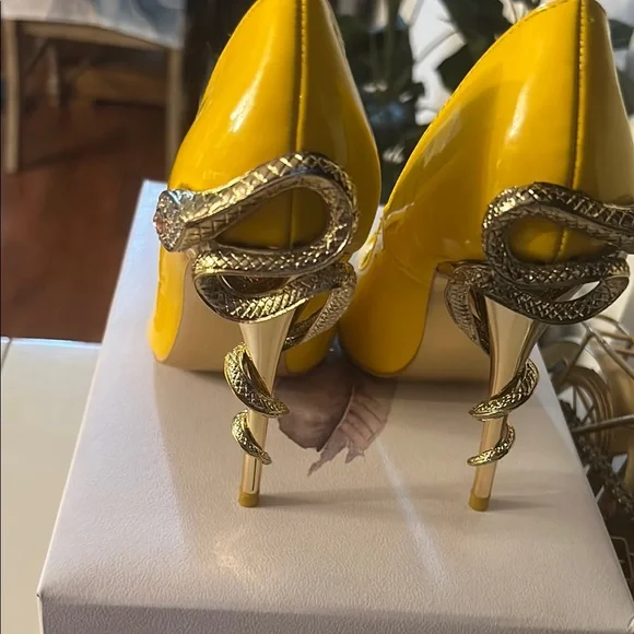 Scene Weaver Yellow and Gold Stiletto Heels with Serpent Embellishment nwot - Picture 1 of 10